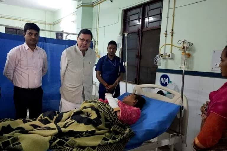 खटीमा : मुख्यमंत्री ने बिजली गिरने से घायल महिलाओं को हर संभव मदद का आश्वासन दिया