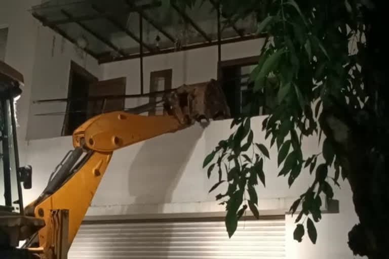 देहरादून : अंकिता के कातिल पुलकित आर्य के वनंत्रा रिजॉर्ट पर बुलडोजर चला, सीएम के आदेश पर आधी रात को हुई कार्रवाई