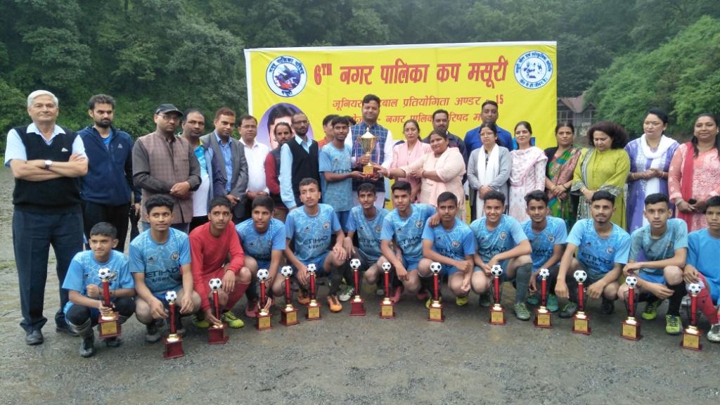 मसूरी ब्वाइज एंड गर्ल्स स्कूल ने पूर्व सभासद रमेश भारती की स्मृति में आयोजित नगर पालिका फुटबॉल कप प्रतियोगिता के फाइनल मुकाबले में ट्रॉफी जीती