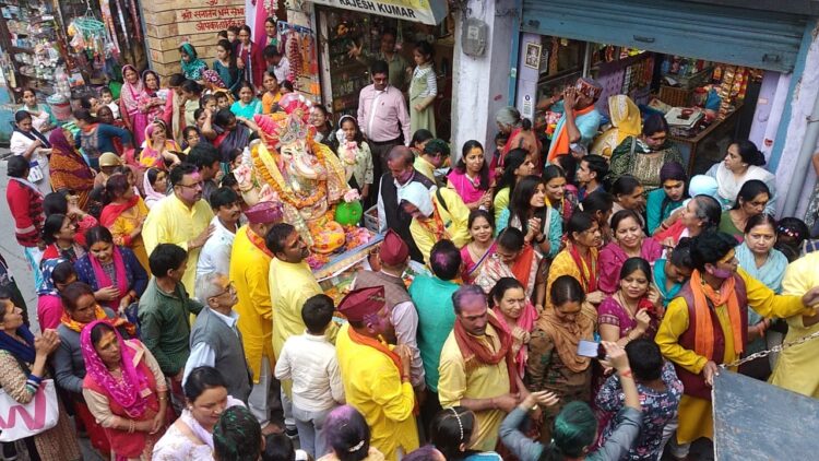 मसूरी : गणेश उत्सव सेवा समिति के तत्वावधान में भगवान गणेश की मूर्ति को एक शानदार शोभायात्रा में विदाई दी गई ।