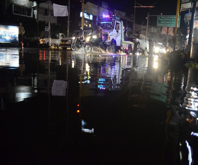 देहरादून में बारिश: देर रात हुई मूसलाधार बारिश से दंग रह गए दून वासी, लोग बोले- यह बारिश क्या करेगी, तस्वीरें