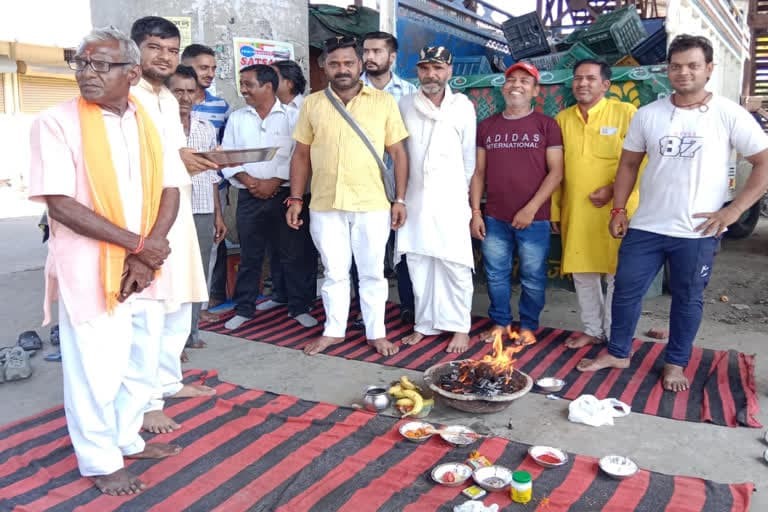 लक्सर : व्यापारियों ने लक्सर में ट्रेनों के ठहराव की मांग की, बुद्धि शुद्धि हवन किया , व्यापारियों ने दी भूख हड़ताल की चेतावनी