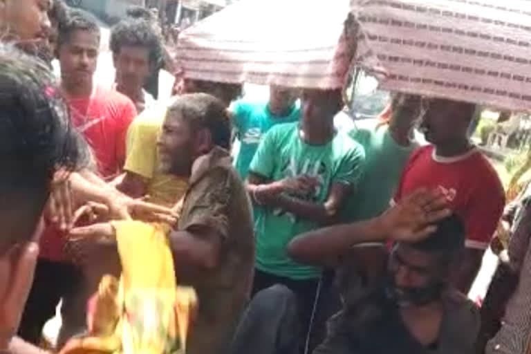 रुद्रपुर : मानसिक रूप से विक्षिप्त दो लोगों को स्थानीय ग्रामीणों ने बच्चा चोर समझकर पीटा