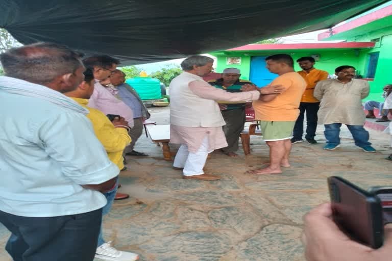 पौड़ी : गढ़वाल सांसद तीरथ दिवंगत जवान कोमल खुगशाल के परिजनों से मिले , सांत्वना दी