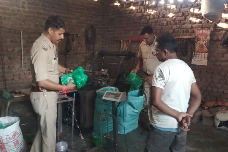 काशीपुर : कुंडा थाना क्षेत्र में पुलिस व राजस्व विभाग की टीम ने संयुक्त रूप से पॉलीथिन निर्माण संयंत्र में छापेमारी की