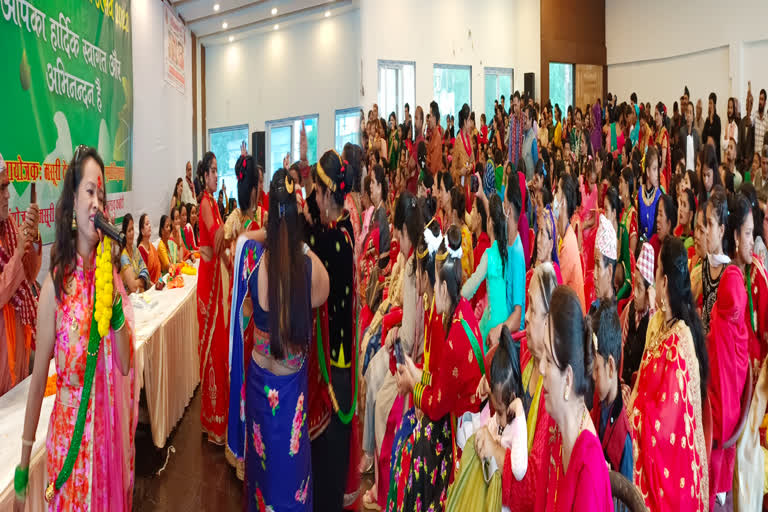 मसूरी में मनाई हरतालिका तीज, नेपाली सिंगर के गानों पर महिलाओं ने किया डांस