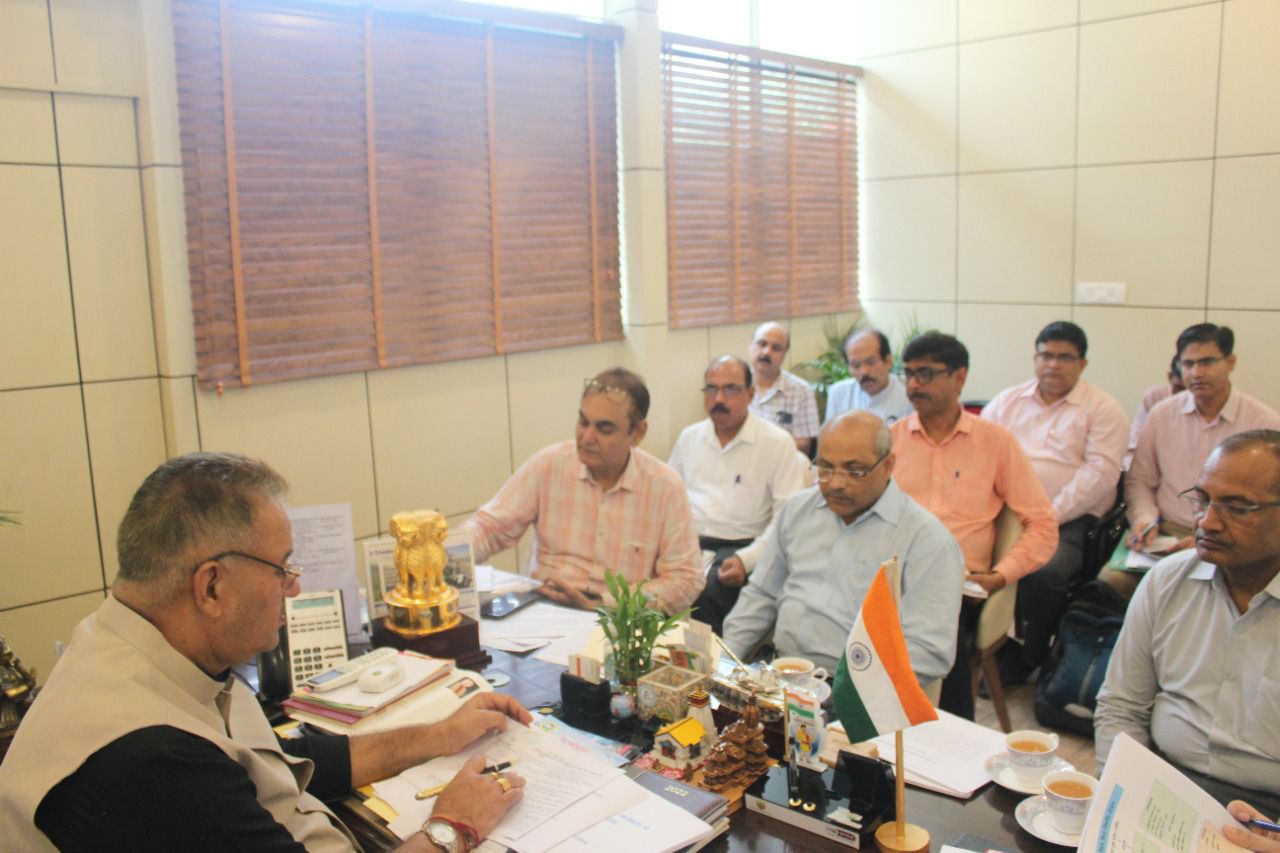 देहारदून : ग्राम्य विकास विभाग के अधिकारियों की बैठक लेते मंत्री जोशी