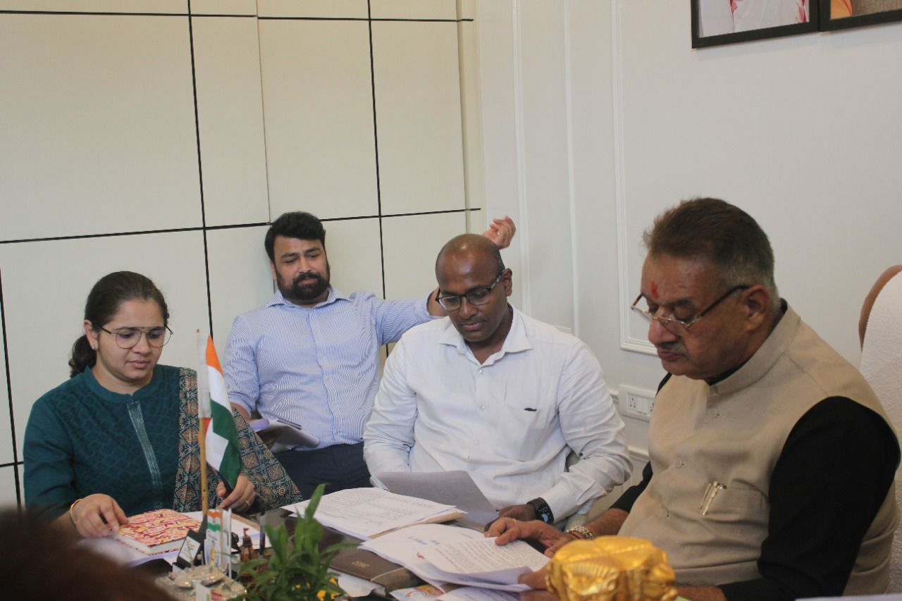 देहारदून : ग्राम्य विकास विभाग के अधिकारियों की बैठक लेते मंत्री जोशी