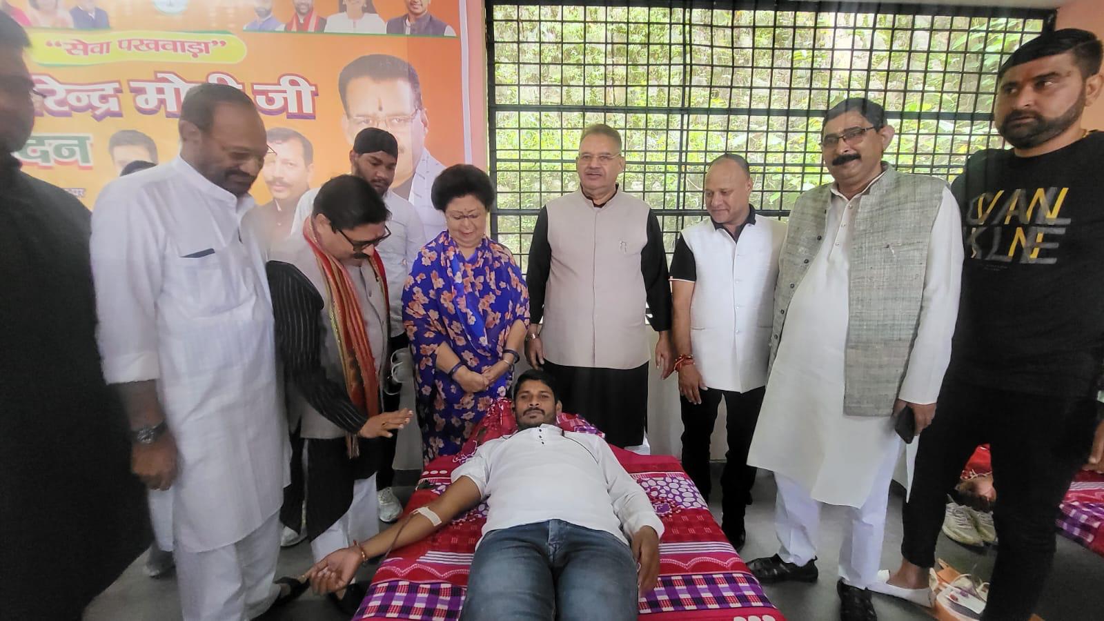 देहरादून : सेवा पखवाड़ा कार्यक्रम के तहत मंत्री जोशी ने रक्तदान शिवर में किया प्रतिभाग