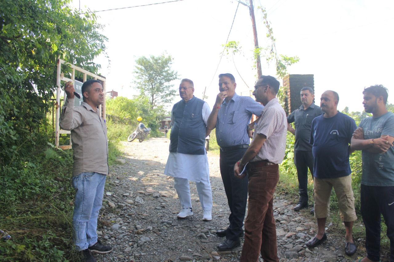 देहरादून : कैबिनेट मंत्री गणेश जोशी ने मसंदावाला पहुंचकर बारिश से हुए नुकसान का लिया जायजा