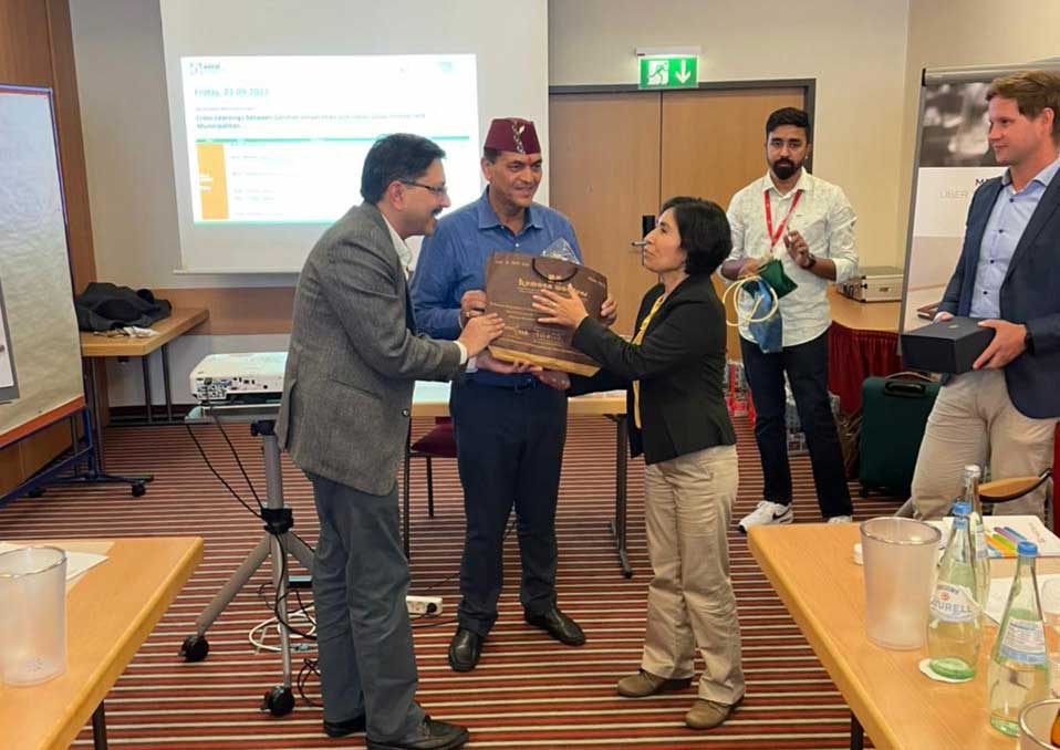 The team visiting Germany with Urban Development Minister Dr. Premchand Agrawal shared detailed information about solid waste management by Startgart University.