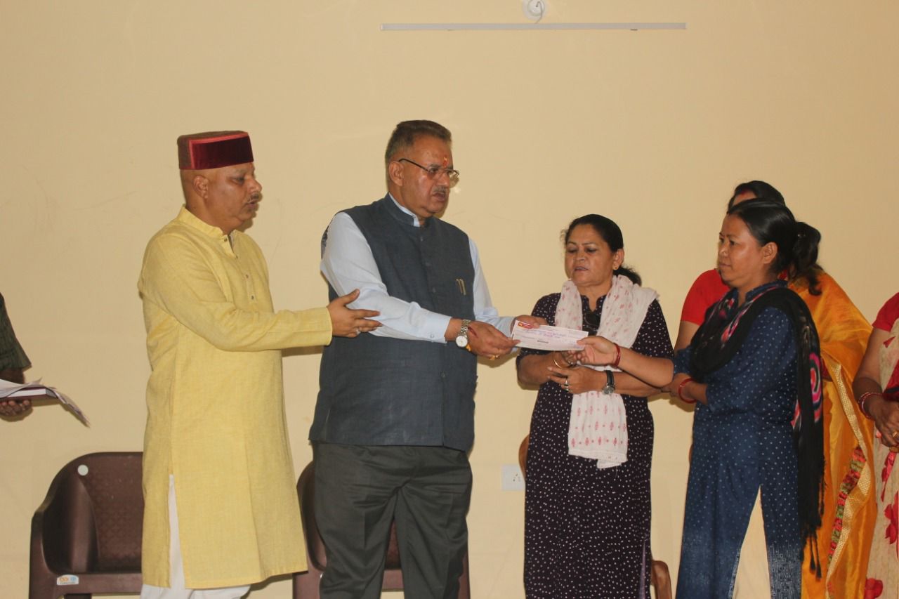 देहरादून : कैबिनेट मंत्री गणेश जोशी ने आपदा प्रभावित परिवार को बांटे चैक