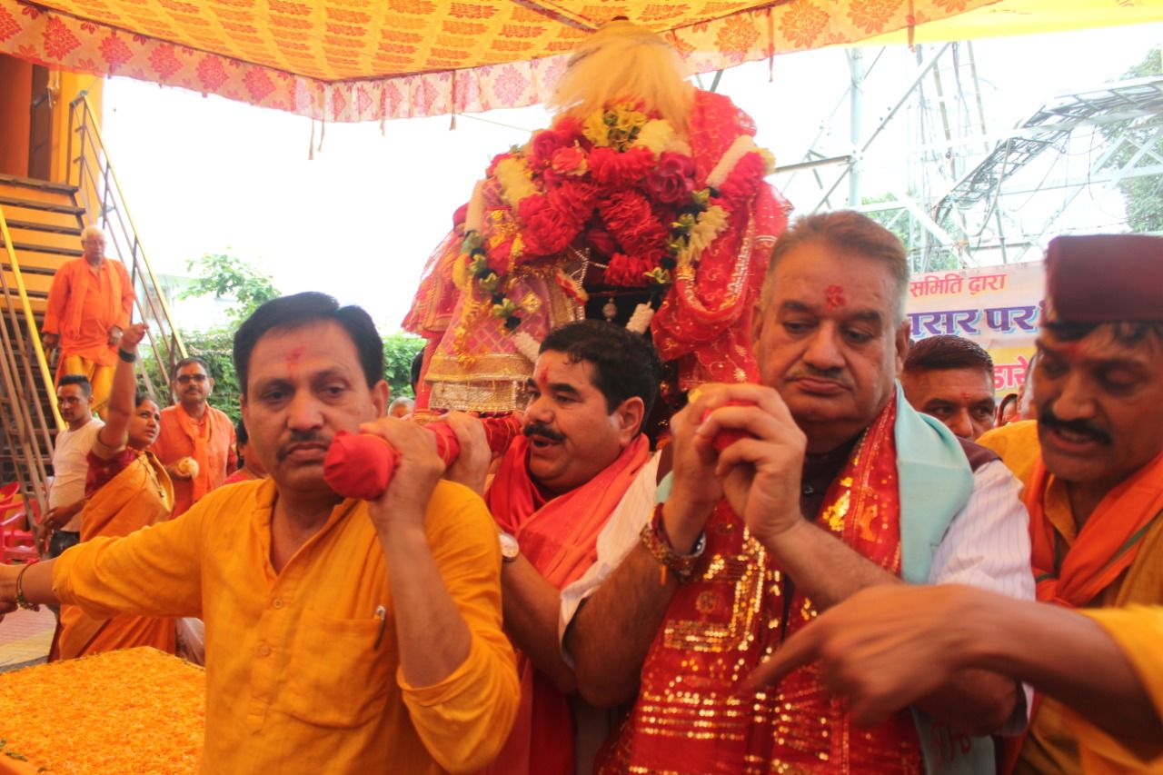 देहरादून : नंदाष्टमी के अवसर पर 9वीं भव्य नंदा राजजात डोली यात्रा में प्रतिभाग करते मंत्री गणेश जोशी