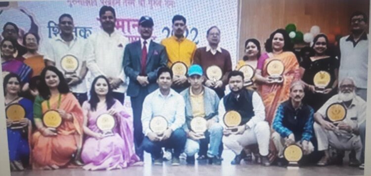 मसूरी : एतिहासिक शिक्षक सम्मान समारोह पालिकाध्यक्ष ने आयोजित किया , 900 शिक्षकों को किया गया सम्मानित हिंदी व अंग्रेजी स्कूलों के