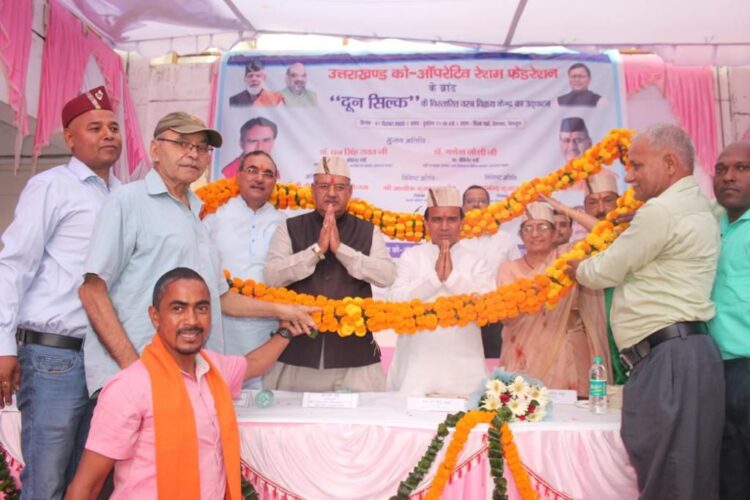 देहरादून : उत्तराखण्ड को-आपरेटिव रेशम फेडरेशन लि0 प्रेमनगर, देहरादून के रेशमी वस्त्रों के विस्तारित रिटेल आउटलेट का शुभारम्भ कृषि मंत्री गणेश जोशी एवं सहकारिता मंत्री डा0 धन सिंह रावत द्वारा किया गया।