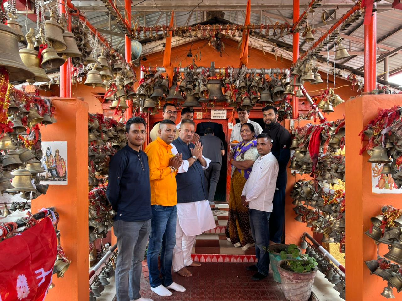 चम्पावत के गोरलचौड पहुँचकर गोलू देवता के दर्शन करते काबीना मंत्री गणेश जोशी