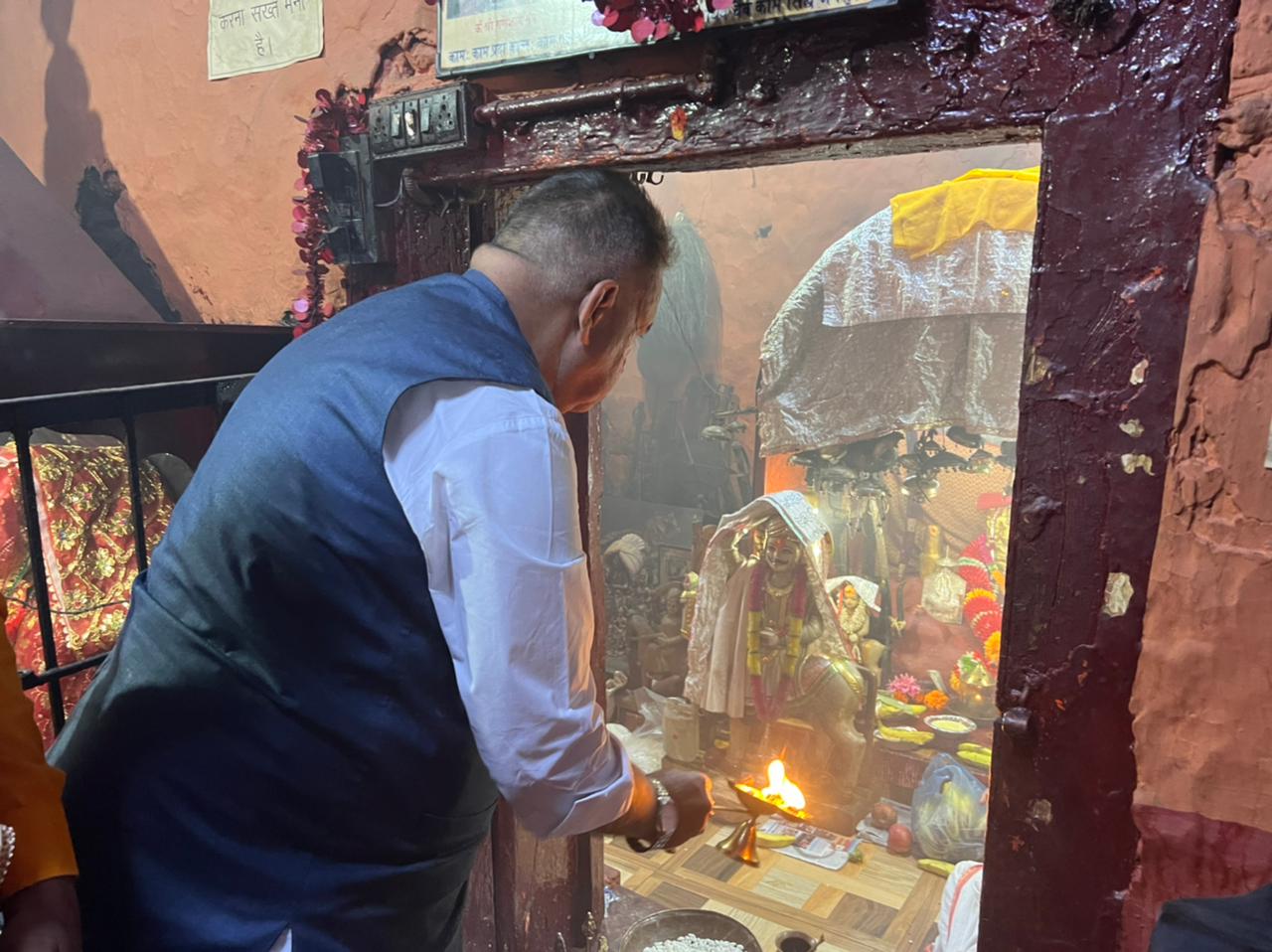 चम्पावत के गोरलचौड पहुँचकर गोलू देवता के दर्शन करते काबीना मंत्री गणेश जोशी