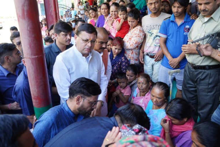 पिथौरागढ़ : मुख्यमंत्री पुष्कर सिंह धामी ने ग्राम रांथी में आपदा प्रभावितों से भेंट की ,और कहाँ राहत पहुंचाने के लिए हर संभव प्रयास किया जाएगा।