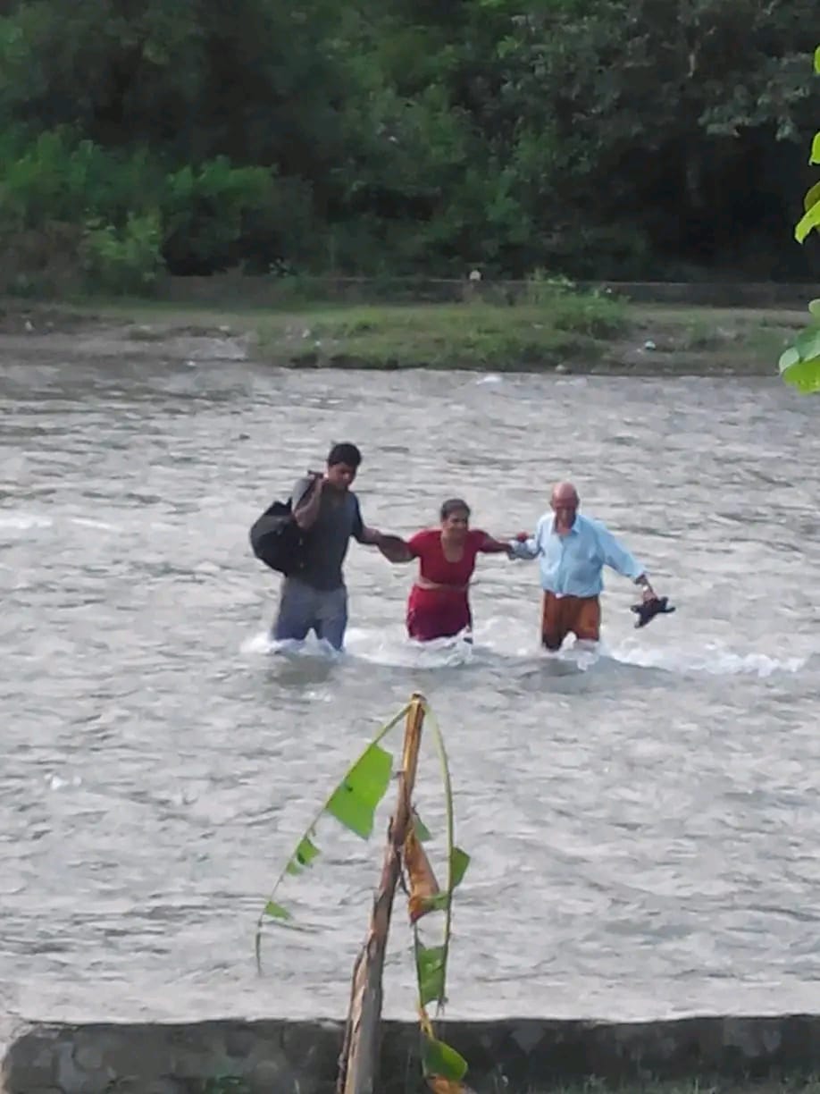 ऋषिकेश में कमाल: 500 मीटर का रास्ता पार करने के लिए 5 किमी चलना पढ़ता है। पुल आज तक नहीं बना है। ,सभी की सरकार पर निगाहें