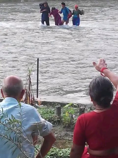 ऋषिकेश में कमाल: 500 मीटर का रास्ता पार करने के लिए 5 किमी चलना पढ़ता है। पुल आज तक नहीं बना है। ,सभी की सरकार पर निगाहें