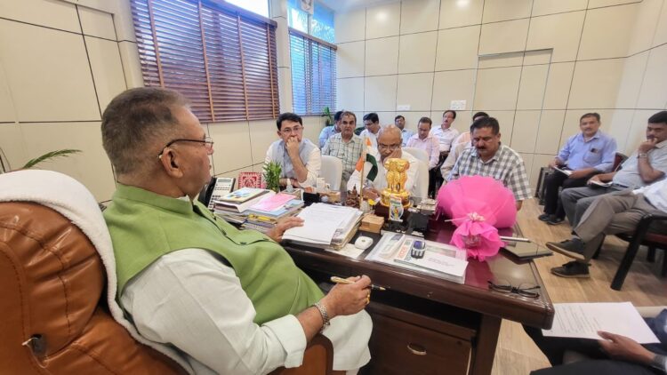 देहरादून : कैंप कार्यालय में विभागीय अधिकारियों के साथ बैठक करते कृषि मंत्री गणेश जोशी