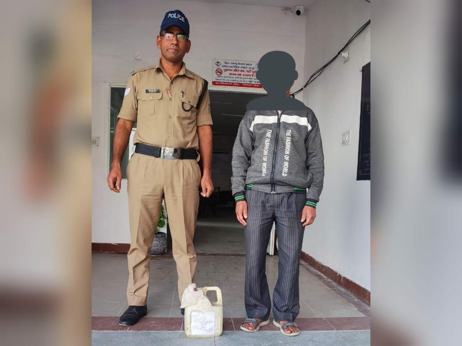 मसूरी में पांच लीटर कच्ची अवैध शराब समेत एक संदिग्ध को हिरासत में लिया गया है.