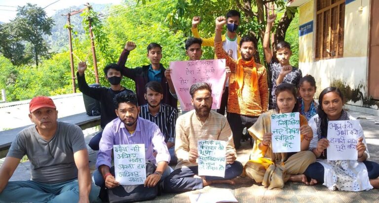 धारचूला : आठ सूत्री मांगों को लेकर बलुवाकोट कॉलेज में छात्रों का अनशन जारी