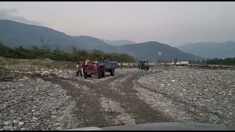 विकासनगर :सरकार के दोगलेपन के चलते उत्तराखंड में खुलेआम अवैध खनन का धंधा चल रहा है.