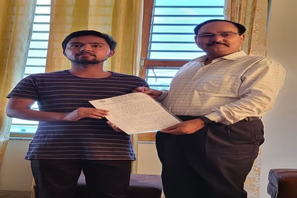 टिहरी : श्रीदेव सुमन उत्तराखंड विश्वविद्यालय के कुलपति डॉ. पीपी ध्यानी ने मृतक कर्मचारी के बेटे को घर जाकर नियुक्ति पत्र सौंपा