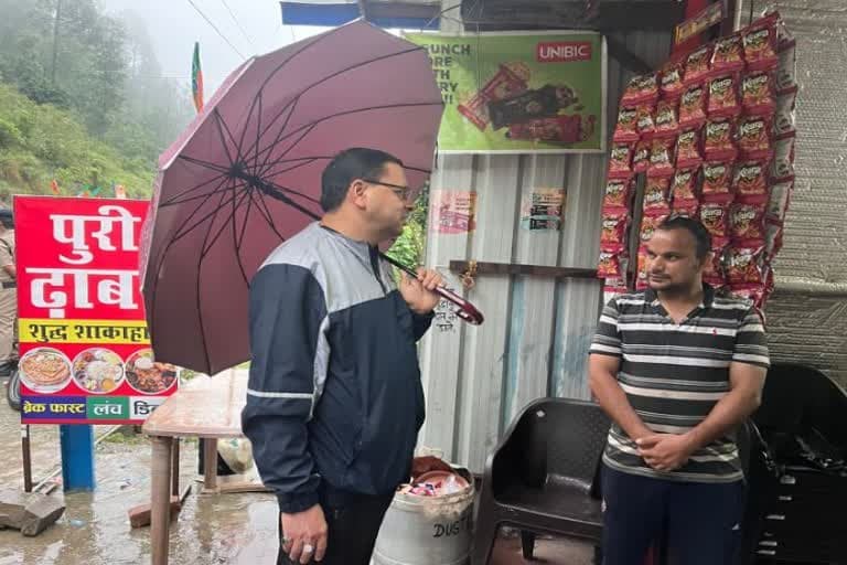 रुद्रप्रयाग : सीएम धामी को अपने साथ देखकर हैरान रह गए व्यापारी, कारोबार की जानकारी ली