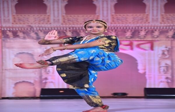 विरासत महोत्सव : छात्र-छात्राओं ने कथक और भरतनाट्यम के माघ्यम से घुँघरू की थाप,शिव स्तुति, पनघट पे छेड़छाड नृत्य पर अपने भाव से मन मोह लिया।