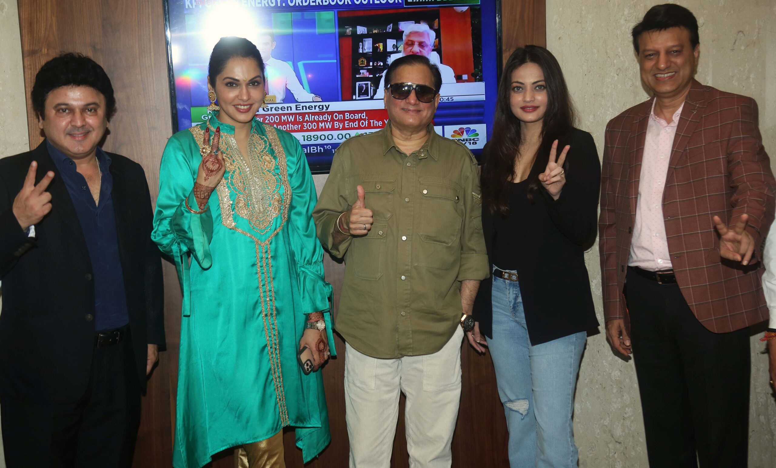 फ़िल्म समीक्षा : आज की राजनीति पर कॉमिक सटायर है फ़िल्म "लव यू लोकतंत्र"