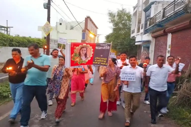 ऋषिकेश : विस्थापित क्षेत्र में महिला शक्ति और स्थानीय निवासियों द्वारा बहन अंकिता भंडारी को न्याय दिलाने के लिए कैंडल मार्च निकालकर सरकार से दोषियों को फांसी देने की मांग की।