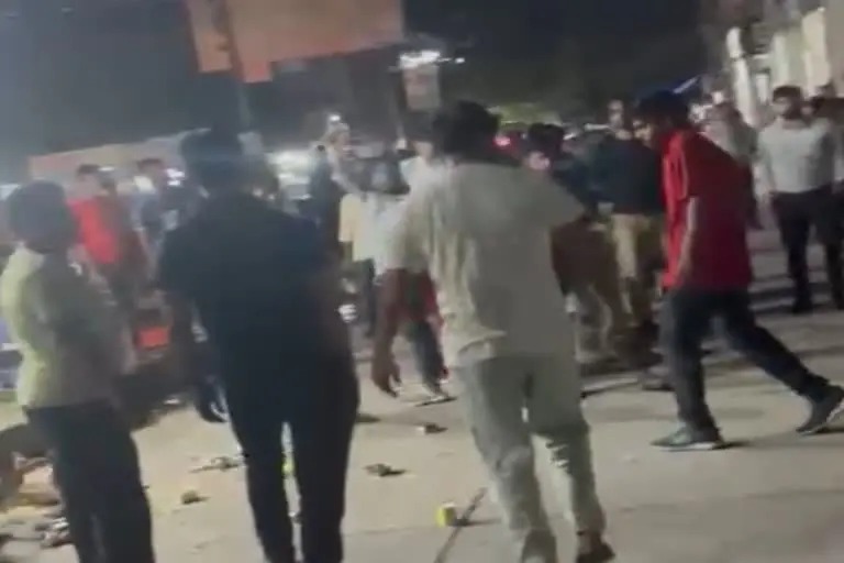 हरिद्वार में दबंगों ने चाउमीन सेंटर संचालक व उसके नौकर पर लाठियों से हमला किया , चाऊमीन दुकानदार और नौकर को दौड़ाकर पीटा