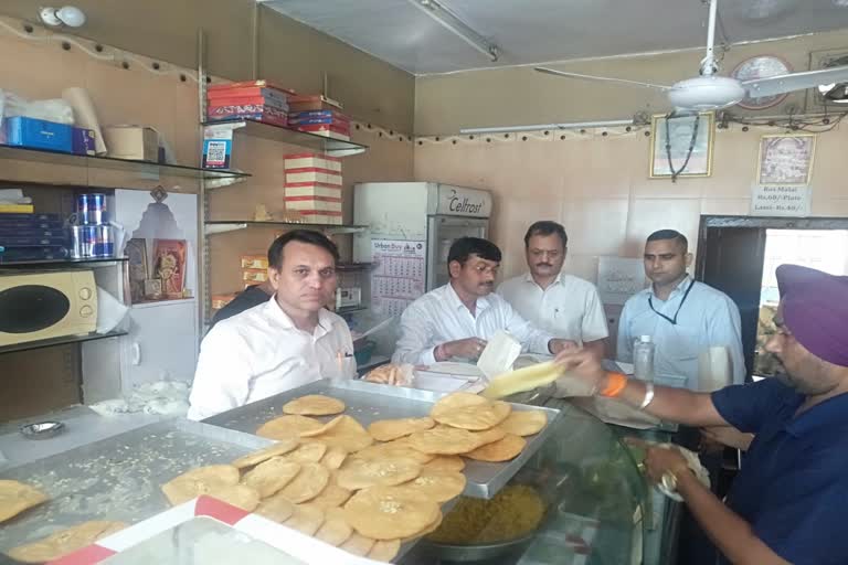 देहरादून में खाद्य दुकानों पर एफडीए का छापा, जांच के लिए पांच सैंपल भेजे