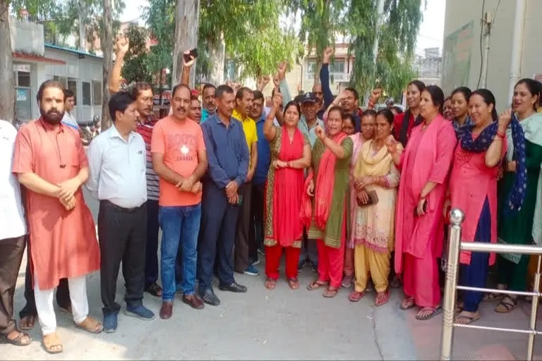 रुड़की : दो सेवानिवृत्त जवानों को डीजल डालकर जिंदा जलाने का प्रयास, दंगाइयों की गिरफ्तारी को लेकर प्रदर्शन