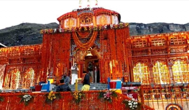 चमोली : बद्री विशाल का मंदिर दिवाली पर 12 क्विंटल फूलों से सजा , मंदिर के कपाट 25 अक्टूबर को बंद रहेंगे