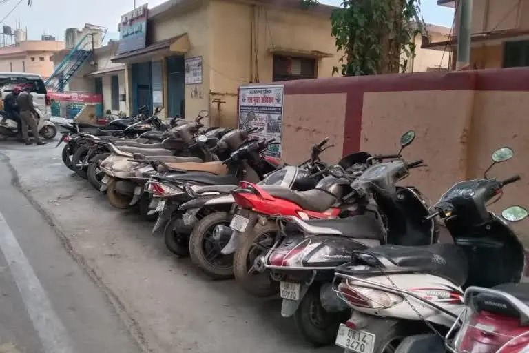 ऋषिकेश : मुनि की रेती में यातायात नियम तोड़ रहे नाबालिग चालक, 21 दोपहिया वाहनों के चालान