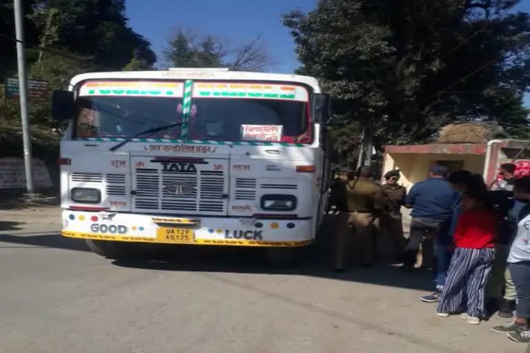पौड़ी गढ़वाल : पुलिस व परिवहन विभाग ने चेकिंग अभियान चलाया , 32 वाहनों का चालान