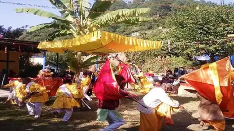 नई टिहरी : पांडव पश्वाओं और देव डोलियों ने  ढोल की थाप पर नृत्य किया।