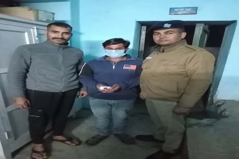 विकासनगर : चकराता थाना पुलिस ने एक तस्कर को 100 ग्राम चरस के साथ गिरफ्तार किया है