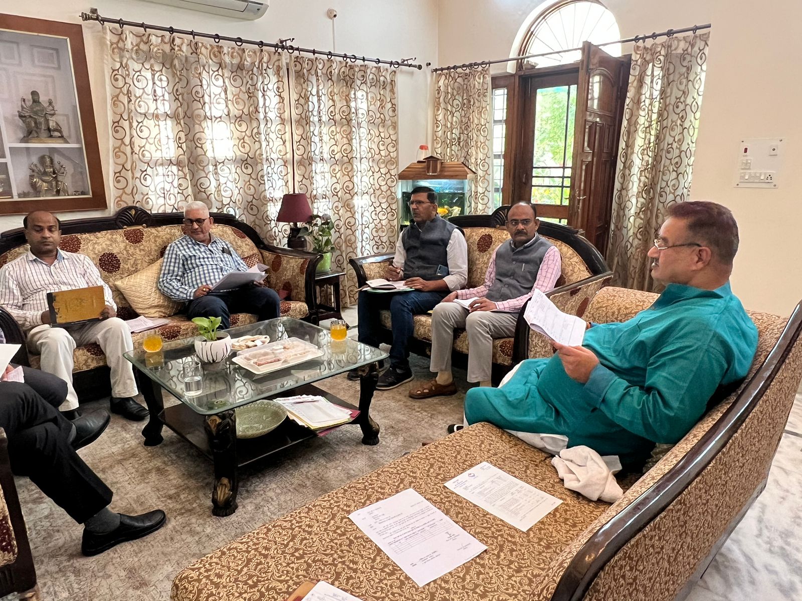 देहरादून : पीडब्ल्यूडी के अधिकारियों के साथ बैठक करते मंत्री गणेश जोशी