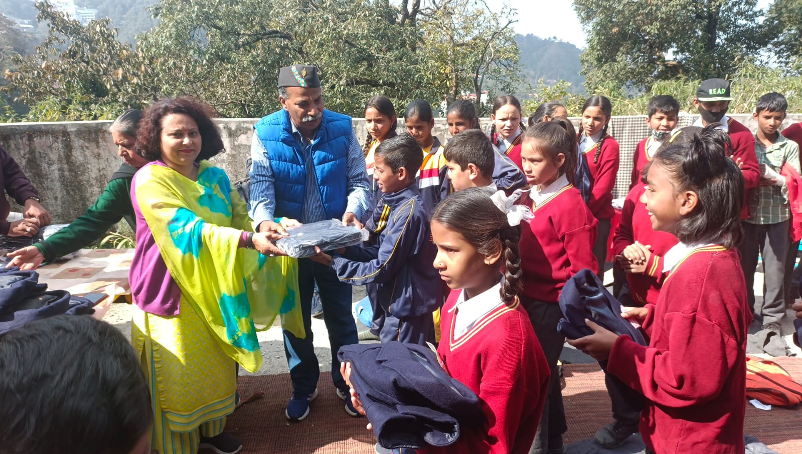 मसूरी : करणी सेना ने मसूरी में सरकारी स्कूल के छात्रों को दिए गर्म कोट