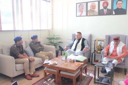 देहारदून : यातायात व्यवस्था को लेकर पुलिस अधिकारियों के साथ बैठक करते मंत्री जोशी