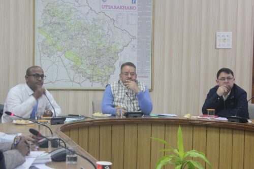 देहरादून : सचिवालय स्थित एफआरडीसी सभागार में रेशम विभाग की समीक्षा बैठक करते मंत्री जोशी