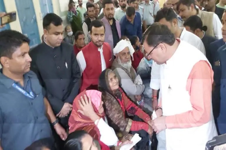 हल्द्वानी : सीएम धामी ने किया सुशीला तिवारी अस्पताल का औचक निरीक्षण, मरीजों से की बात