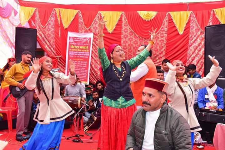 देहरादून : इगास पर्व के लोक उत्सव पर मुख्यमंत्री आवास पर आयोजित कार्यक्रम में कैबिनेट मंत्री रेखा आर्य ने शिरकत की , पारंपरिक जौनसार-बाबर पोशाक में मनाया इगास