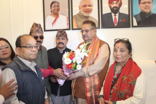 देहरादून : शहीद दुर्गामल्ल के नाम पर डाक टिकट जारी होने पर मंत्री गणेश जोशी का धन्यवाद प्रकट करते गोरखाली सुधार सभा के पदाधिकारी