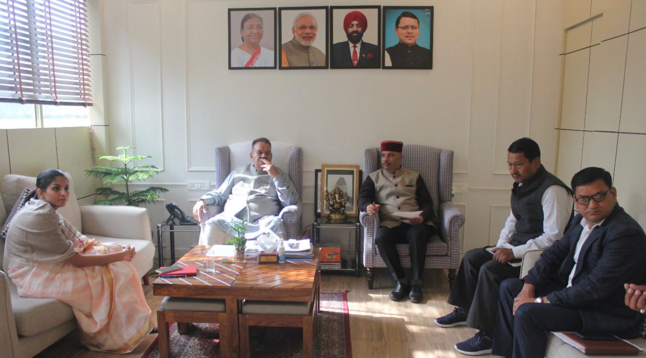 Minister Joshi meeting with the District Magistrate and MDDA officials regarding the residential problems of the villagers of Kyarkulli Bhatta of Mussoorie