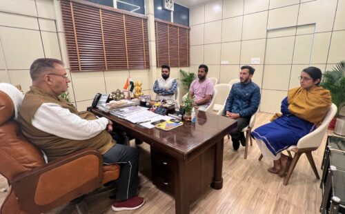देहरादून : शौर्य चक्र से अंलकृत राईफलमैन अजबीर सिंह चौहान को सम्मानित करते सैनिक कल्याण मंत्री गणेश जोशी।